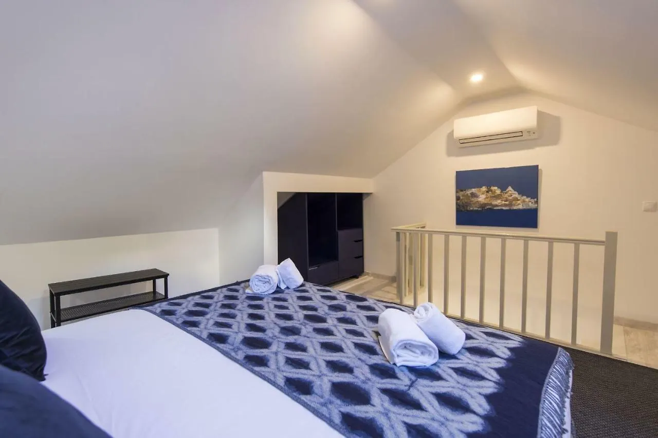 Traditional Duplex Apartments In Principe Real Lizbona
